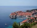 Wakacje nad Morzem Adriatyckim większości osób kojarzą się z Włochami. Tymczasem piękne plaże, ruiny z czasów starożytnych i inne atrakcje turystyczne czekają także po drugiej stronie Adriatyku - w Chorwacji. I to za niższą cenę. 
      Taniej nie znaczy gorzej. Przekonało się o tym w 2009 roku prawie 11 milionów turystów, bo właśnie tylu odwiedziło Chorwację. 

Chorwacja - miejsca i związane z nimi atrakcje 
Największą popularnością cieszy się zachodnia część kraju - półwysep Istria i Dalmacja oraz wyspy. Chorwacja ma ponad 1000 wysp i wysepek (niektóre przewodniki podają, że dokładnie 1185), ale zamieszkałych jest niecałe 70. 
      Największa wyspa Cres, ma ponad 400 km2 i całkiem sporo do zaoferowania. Pełno tu niewielkich miasteczek, liczących czasami kilkadziesiąt mieszkańców. Można wybrać się też nad jezioro Vransko albo przejechać do miejscowości Vrana, gdzie znajdują ruiny twierdzy templariuszy. Warto zajrzeć do miasta Osor. Znajduje się w nim most obrotowy, łączący Cres z mniejszą wyspą Lošinj. Dawno temu obie wyspy stanowiły całość. Można powiedzieć, że bardzo dawno temu, bo dzielący je kanał wykopali starożytni Rzymianie. Osor ma pewną cechę wspólną z Chicago, Bukaresztem i Belgradem. We wszystkich tych miastach można podziwiać dzieła Ivana Meštrovicia (1883-1962), jednego z najsłynniejszych chorwackich rzeźbiarzy. Miłośnicy muzyki klasycznej powinni wybrać się do tego miasteczka między połową czerwca a końcem sierpnia, kiedy czołowi chorwaccy artyści dają koncerty w miejscowej katedrze i na rynku. 
      Wyspa Krk jest zbliżona powierzchnią do Cres, według niektórych nawet nieco większa. Do jej sztandarowych atrakcji turystycznych należy jaskinia Biserujka, gdzie można podziwiać stalaktyty, stalagnaty i - przy odrobinie szczęścia - nietoperze. Warto też polecić oceanarium w miasteczku Baška. 

      Inną ciekawą wyspą jest Hvar. Lubią ją turyści - czytelnicy magazynu \