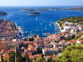 Wakacje nad Morzem Adriatyckim większości osób kojarzą się z Włochami. Tymczasem piękne plaże, ruiny z czasów starożytnych i inne atrakcje turystyczne czekają także po drugiej stronie Adriatyku - w Chorwacji. I to za niższą cenę.

Taniej nie znaczy gorzej. Przekonało się o tym w 2009 roku prawie 11 milionów turystów, bo właśnie tylu odwiedziło Chorwację.


Chorwacja - miejsca i związane z nimi atrakcje


Największą popularnością cieszy się zachodnia część kraju - półwysep Istria i Dalmacja oraz wyspy. Chorwacja ma ponad 1000 wysp i wysepek (niektóre przewodniki podają, że dokładnie 1185), ale zamieszkałych jest niecałe 70.

Największa wyspa Cres, ma ponad 400 km2 i całkiem sporo do zaoferowania. Pełno tu niewielkich miasteczek, liczących czasami kilkadziesiąt mieszkańców. Można wybrać się też nad jezioro Vransko albo przejechać do miejscowości Vrana, gdzie znajdują ruiny twierdzy templariuszy. Warto zajrzeć do miasta Osor. Znajduje się w nim most obrotowy, łączący Cres z mniejszą wyspą Lošinj. Dawno temu obie wyspy stanowiły całość. Można powiedzieć, że bardzo dawno temu, bo dzielący je kanał wykopali starożytni Rzymianie. Osor ma pewną cechę wspólną z Chicago, Bukaresztem i Belgradem. We wszystkich tych miastach można podziwiać dzieła Ivana Meštrovicia (1883-1962), jednego z najsłynniejszych chorwackich rzeźbiarzy. Miłośnicy muzyki klasycznej powinni wybrać się do tego miasteczka między połową czerwca a końcem sierpnia, kiedy czołowi chorwaccy artyści dają koncerty w miejscowej katedrze i na rynku.

Wyspa Krk jest zbliżona powierzchnią do Cres, według niektórych nawet nieco większa. Do jej sztandarowych atrakcji turystycznych należy jaskinia Biserujka, gdzie można podziwiać stalaktyty, stalagnaty i - przy odrobinie szczęścia - nietoperze. Warto też polecić oceanarium w miasteczku Baška.

Inną ciekawą wyspą jest Hvar. Lubią ją turyści - czytelnicy magazynu 