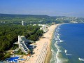Albena jest malowniczym kurortem turystycznym w Bułgarii, położonym 30 km od Warny. Otoczona jest złocistymi plażami oraz pokrytymi gęstym lasem wzgórzami. Albena została uhonorowana Niebieska Flagą, co oznacza, że jest bardzo czystą i ekologicznie przyjazną miejscowością wypoczynkową. Umiarkowany, kontynentalny klimat, szeroka, piaszczysta plaża, czyste, krystaliczne morze - to gwarancja wspaniałych wakacji. Miasto dbając o Państwa wygodę uruchomiło kolejkę Chu- Chu kursującą po całej miejscowości. Albena jest miejscem, gdzie nie można się nudzić. Posiada świetne zaplecze rekreacyjne i sportowe. Na atrakcyjność tego miejsca mają wpływ usytuowanie hoteli w ciekawej okolicy oraz restauracje, bary i tawerny otoczone bujną roślinnością. Hotele w tej miejscowości charakteryzują się wysokim standardem. Nie pozostaje nic innego, jak wybrać się na urlop do tego uroczego i słonecznego miasteczka.