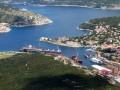 Kraljevica należy do największych portów w całej Chorwacji. Leży ona w Zatoce Kvarner i rozciąga się wzdłuż wybrzeża Rijeka - Kraljevica. Region Kraljevicy pokryty jest zielonymi wzgórzami, lekko opadającymi do Morza Adriatyckiego. Miasteczko otoczone jest gęstymi lasami, sadami, winnicami i gajami oliwnymi. Plaże wzdłuż kurortu są głównie żwirowe i kamieniste.

Kraljevica jest idealnym miejscem na wycieczkę z całą rodziną. Miasto oferuje ogromne możliwości uprawiania sportów wodnych jak i lądowych. W pobliżu są przystanie gdzie można zacumować swoją łódź, szkoły windsurfingu i nurkowania. Dla miłośników ruchu na stałym lądzie udostępnione są boiska do piłki nożnej, siatkówki, gry w tenisa, oraz są pola do minigolfa. W Grobniku oddalonym o kilka kilometrów od Kraljevicy, znajduję się lotnisko sportowe, gdzie można skakać ze spadochronu lub odbyć lot panoramiczny. Poza tym zapaleńcy szybkiej jazdy autem mogą tu również obejrzeć wyścigi samochodowe, motocyklowe i rowerowe. W pobliżu Kraljevicy jest ogromna liczba szlaków turystycznych, podczas których można zobaczyć jaskinie. Tereny te objęte są Parkiem Narodowym.

W wolnym czasie warto wybrać się na wycieczkę i obejrzeć miasto.

Kraljevica słynie z dwóch zamków, które należą do posiadłości rodu Zrinskich. Pierwszy zamek wybudowany został w miejscu gdzie znajduję się obecne stare miasto. Składa się z dwóch twierdz. W pierwszej części zamku znajduję się dzwonnica z barokową kopułą. Druga część zamku to kościół św. Mikołaja, w którym dawniej znajdował się magazyn soli.

Drugi średniowieczny zamek leży na wzgórzu nad morzem. Petar Zrinski zaczął go budować w 1650 roku. Zamek składa się z piwnicy - gdzie kiedyś były magazyny, i z dwóch pozostałych pięter. Wewnątrz zaś jest przepiękny dziedziniec z kolumnami i arkadami.

Kiedy zwiedzą Państwo Kraljevice warto tez wybrać się na wycieczkę do pobliskich miejscowości Rijeka, Bakar - które zostały wybudowane wokół zamków obronnych, oraz Bakarac - miejscowość turystyczna w pięknie położonej Zatoce Bakar. Rijeka należy do największych z wymienionych miast. Można tu wybrać się na dyskotekę, do klubu, do kawiarni lub restauracji. Oprócz tego są tu kina, teatry i muzea.          


Pogoda


W Kraljevicy panuje klimat śródziemnomorski. Lata są ciepłe, słoneczne i długie, zimy zaś są łagodne z niewielkimi opadami deszczu. Panuje tu klimat łagodny i dlatego też znajduję się tu sanatorium, które specjalizuje się w leczeniu chorób alergicznych. Pogoda sprzyja turystom codziennym kąpielom morskim i wygrzewaniu się w ciepłym słońcu. Dla pragnących wyjechać na wakacje, gdzie pogoda zawsze dopisuje, Kraljevica jest właśnie takim miejscem. 


Kwatery, camping, apartamenty  


Kraljevica posiada bardzo bogatą ofertę bazy noclegowej. Można wynająć kwaterę w najbardziej ekskluzywnych hotelach jak i w tańszych motelach, schroniskach, campingach czy polach namiotowych.

Turyści bardzo często wykupują noclegi w apartamentach, które znajdują się w domkach rodzinnych. Wille oferują oddzielne sypialnie, salon z jadalnią, w pełni wyposażoną kuchnię, łazienkę, pralkę, telewizor i oczywiście klimatyzację. Dookoła domku zawsze jest piękny ogród z miejscem na grilla. Jednym z takich apartamentów jest Uvala Scott położony od 100 do 400m od morza. Zaopatrzony jest w 98 dwu osobowych pokoi i w 17- 4 osobowych. W każdym są sypialnie, pokój dzienny kuchnia, łazienka, klimatyzacja, telewizor i telefon. W pobliżu ośrodka są restauracje, bary, kawiarnie i sklepy. 25 km od Uvala Scott jest stacja kolejowa, a 5 km dalej lotnisko. Dla miłośników sportu do dyspozycji są różne atrakcje sportowe.
 
Obok willi, campingi również należą do ulubionych możliwości zakwaterowania w Chorwacji. W Kraljevicach znajduje się Ostro Camping. Położony jest on w lasku, 500m od plaży żwirow- piaszczystej. Na terenie pola jest sklep, bar i butka ze świeżym pieczywem. Camping wyposażony jest w urządzenia sanitarne, prąd i bieżącą wodę. Do centrum miasta są dwa kilometry.


Last Minute


Jeśli chcą być Państwo w pełni zachwyceni wakacjami w Chorwacji, polecamy skorzystać z naszej promocji last minute. Przez cały rok nasze biuro oferuje ogromne liczbę propozycji wycieczek, których ceny są bardzo niskie. Zagwarantujemy Państwu niezapomniane wakacje w jednym z najpiękniejszych miejsc w Chorwacji.

Kraljevice zachwycają swoją kulturą, krajobrazami oraz ogromną gościnnością mieszkańców. Każdy znajdzie tu coś dla siebie. Dla miłośników leniuchowania miasto oferuje piękne plaże i ciepłe morze. A dla lubiących ruch jest tu wiele atrakcji sportowych. Kraljevice są idealnym miejscem na spędzenie wakacji z całą rodziną.