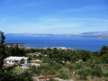 Podstawowe informacje


Wakacje w Chorwacji cieszą się ogromną popularnością. Turyści szczególnie tłumnie wybierają się do jednego z piękniejszych rejonów tego kraju, jakim jest Dalmacja. Na szczególną uwagę zasługuje tutaj jedna z piękniejszych wysp, mianowicie wyspa Brac. Jej centrum, zarówno administracyjnym, jak i turystycznym jest osada Supetar, ulokowana na północnej stronie wyspy, w zatoce św. Piotra. Wypoczynek tutaj upłynie pod hasłem zwiedzania reliktów przeszłości, błogiego lenistwa na pięknych plażach oraz wycieczek do okolicznych miast Dalmacji.


Historia


Chorwacja jest krajem o burzliwej przeszłości. Tutejsze tereny przechodziły z rąk do rąk, nie inaczej sytuacja wyglądała w przypadku wyspy Brac. Da się na niej zauważyć silne wpływy kolonizacji rzymskiej. Swoje ślady odcisnęła tutaj także Republika Wenecji. Podczas krótkiego panowania Francji, wyspa zaczęła przeżywać rozkwit, który apogeum osiągnął podczas panowania monarchii Habsburgów. Po zakończeniu I Wojny Światowej, wyspa Brac została włączona do Królestwa Serbów, Chorwatów i Słoweńców, przemianowanego później na Jugosławię. Dopiero po jej upadku, w 1991 roku, wyspa Brac została oficjalnie włączona do Chorwacji.


Atrakcje turystyczne


Supetar to miejsce gdzie można znaleźć wszystko to, co potrzebne do udanego wypoczynku. Miasteczko posiada zarówno banki, pocztę, restauracje, jak również kino czy puby. Atrakcją w czasie lata jest Letni Festiwal, podczas którego odbywają się liczne przedstawienia, spektakle i koncerty muzyczne pod gołym niebem. Dla zwolenników zabytków także znajdzie się coś ciekawego. Na uwagę zasługuje na pewno mauzoleum rodziny Pietranovič, z charakterystyczną zaokrągloną kopułą. Miłośnicy budynków sakralnych zachwycą się kościółkiem św. Łukasza, pochodzącym z XI wieku. Równie ciekawym zabytkiem jest kościół Marijina Navještenja zbudowany w XVIII wieku. Przy kościele znajduje się charakterystyczna dzwonnica, oraz muzeum kościelne. W pobliżu znajdują się także wczesnochrześcijańskie mozaiki, stworzone w VI wieku. Podczas spacerów po okolicy Supetaru zobaczyć można stare, kamienne domki z dachami w formie kopuł. Wpasowane idealnie w krajobraz okolicy, pozwalają wyobrazić sobie jak kiedyś żyli tutaj ludzie.


Plaże i sporty


Tutejsze plaże zachęcają do wylegiwania się w promieniach słońca. Otaczające je lasy sosnowe dają cień wszystkim tym, którzy mają chwilowo dosyć chorwackiego słońca. Plaże, jak to w Chorwacji bywa, są przeważnie kamieniste, jednak akurat w okolicach Supetaru można znaleźć również plaże piaszczyste. Szczególnie polecane są plaże w zatoczkach Vlacica i Banj. Na tych plażach znajdują się prysznice, a w pobliżu restauracje i bary. Wody w tych okolicach są niezwykle czyste, widoczność pod wodą osiąga nawet 40 metrów. Nic dziwnego więc, że jest to prawdziwy raj dla miłośników nurkowania. Ale nurkowanie to nie jedyna atrakcja tutejszych plaż. Można tutaj spróbować windsurfingu, pożeglować czy po prostu popływać w ciepłych wodach Adriatyku.


Noclegi


Na turystów czekają tutaj piękne apartamenty z widokiem na morze oraz zadbane kwatery prywatne. W okolicy miasteczka znajdują się również hotele, których standard nie pozostawia nic do życzenia. Ceny noclegów zależne są od standardu i rodzaju noclegu na jaki zdecyduje się odwiedzający.


Wycieczki


Spędzając wakacje w miejscowości Supetar koniecznie należy wybrać się do pobliskiego Splitu. Promy, w okresie letnim, kursują 14 razy dziennie, więc dostanie się do tego specyficznego miejsca nie będzie żadnym problemem. Split, jako jedno z największych miast Dalmacji ma wiele do zaoferowania. Na pierwszym miejscu znajduje się pałac cesarza Dioklecjana, pochodzący z przełomu III i IV wieku. Jest on umieszczony na liście UNESCO. W mieście znajdują się również liczne zabytki sztuki sakralnej. Amatorzy muzeów powinni udać się do jednego z tych dostępnych w Splicie, jak na przykład Muzeum Historii Morskiej, Muzeum Przyrodnicze czy Muzeum Archeologiczne.


Kuchnia


Kuchnia w tych regionach bazuje głównie na owocach morza. Doskonale przygotowane kalmary, mątwy czy raki to tutejsze przysmaki. Doprawione aromatycznymi ziołami, oliwą z oliwek kuszą niejednego turystę. Do tego koniecznie należy spróbować któregoś z dalmatyńskich win, które są słynne w całej Europie.


Klimat


Tutejszy klimat potrafi rozpieścić. Ponad 2700 godzin słonecznych w ciągu roku, daje gwarancje na udaną pogodę podczas wakacji. Średnie temperatury latem wynoszą około 26°C. Tutejsze zimy nie przerażają chłodem, gdyż średnia temperatura wynosi wtedy około 10°C. Woda w Adriatyku, nie tylko krystalicznie czysta, ale również ciepła, pozwala na zażywanie kąpieli od maja aż do początków października.