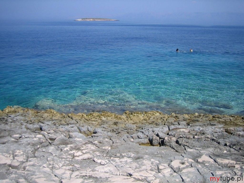 Vela Luka leży na samym wybrzeżu wyspy Korčula. Stanowi ona centrum przemysłu rybackiego całej wyspy, czemu sprzyja jej idealna lokalizacja nad otwartą zatoką, wpływającą do Morza Adriatyckiego. W Vela Luka nie ma dużo zabytków, jedynie w...