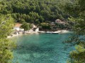 Chorwacja to popularny kraj wśród turystów z całego świata. Piękne zabytki, cudowne krajobrazy, niebiańskie plaże - to wszystko sprawia że wiele osób spędza tutaj wakacje. Z wielu regionów Chorwacji, na szczególną uwagę zasługuje Dalmacja i znajdująca się na jej terytorium wyspa Hvar. Została ona wybrana jedną z 10 najpiękniejszych wysp na świecie. Właśnie tutaj znajduje się niewielka zatoka Smokvina, w której naprawdę warto spędzić urlop. Oddalona od zgiełku i hałasu, gdyż najbliższe zabudowania występują w odległości 4,5 kilometra, we wsi Bogomolje. Pobyt w tej cichej i spokojnej okolicy jest gwarancją, że wypoczynek będzie udany.


Historia


Wyspa Hvar początkowo znajdowała się pod władaniem Greków i Rzymian oraz Bizancjum. Od 1420 roku aż do 1797 roku panują tutaj Wenecjanie. Następnie nadchodzi okres władzy monarchii Habsburgów, który zapewnia całej Dalmacji rozkwit polityczny i gospodarczy. Po I Wojnie Światowej, Dalmacja wraz z wyspą Hvar, zostaje włączona do Królestwa Serbów, Chorwatów i Słoweńców. Do Chorwacji zostaje przyłączona dopiero w 1991 roku.


Atrakcje turystyczne


Atrakcją zatoki Smokvina jest jej uroda. Piękno krajobrazu i spokój - to wielka zaleta chorwackich zatok. Jednak nie oznacza to, że wakacje spędzone w Smokvinie mają być nudne. Atrakcje znajdujące się na wyspie Hvar na pewno do tego nie dopuszczą. Warto tutaj odwiedzić stolice wyspy, miasto o nazwie Hvar. To właśnie tutaj znajduje się najstarszy na świecie publiczny teatr - Arsenal. Wyspa Hvar oferuje turystom możliwość zwiedzania pozostałości po dawnych twierdzach. Jedna z nich znajduje się nad wspomnianym już miastem Hvar, a drugą, zbudowana w 1612 roku, w obronie przed Turkami, można zobaczyć w miejscowości Sućuraj. Jeśli mowa o dawnych budowlach, koniecznie należy zobaczyć pozostałości po pierwszym mieście powstałym na wyspie Hvar. Mowa o Pharos, który został założony jeszcze przez starożytnych Greków. Jako atrakcję należy potraktować także Hvarskie Lato. Jest to cykl imprez kulturalnych i rozrywkowych, organizowanych na wyspie od maja do października. Specjalnie z myślą o turystach, odbywają się tutaj spektakle teatralne, koncerty, spektakularne widowiska.


Plaże i sporty


Tutejsza plaża jest zaliczana do najpiękniejszych plaż na wyspie. Szeroka na ponad 100 metrów, należy do typu plaż żwirowych. Łagodne zejście do wody i brak ostrych kamieni sprawia, że plaża ta jest idealna dla osób z małymi dziećmi. Nie ma tutaj typowych turystycznych udogodnień, jednak piękny las dający wytchnienie od chorwackiego słońca, cudowne widoki i krystalicznie czysta woda Adriatyku, w pełni rekompensują te braki. Można tutaj doskonalić się w pływaniu, spróbować nurkowania z rurką czy beztrosko wylegiwać się na plaży. Istnieje również możliwość połowu ryb za pomocą harpuna czy kuszy.


Noclegi


W samej Smokvinie, najlepszą formą noclegu są prywatne apartamenty w domach bezpośrednio nad zatoką. Wyposażone w miejsca noclegowe, kuchnię, łazienkę idealnie nadają się na rodzinne wakacje. Sympatyczni właściciele zapewnią nam dostawę żywności z okolicznej wioski, oraz umilą wieczory tradycyjnymi, dalmatyńskimi specjałami i opowieściami o historii wyspy. Jeśli jednak bardziej interesują nas hotele w Smokvinie ich nie znajdziemy. Jednak sama wyspa Hvar, z racji na swoją popularność, ma doskonale wyposażoną bazę noclegową, w której znajdują się także wysokiej klasy hotele, campingi, czy również kwatery prywatne.


Wycieczki fakultatywne


Z zatoki Smokvina można wyruszyć na całodniową wycieczkę na okoliczne wyspy. Wystarczy tylko motorówka i można ruszać w drogę. Przeważnie, w apartamentach wynajmowanych nad zatoką Smokvina, właściciele chętnie oferują swoje usługi podczas takich wycieczek. Na pewno warto udać się na wyspę Korčula. Ta najbardziej zaludniona wyspa Dalmacji, oferuje turystom szereg atrakcji. Należy do nich chociażby wizyta w mieście o tej samej nazwie, gdzie specyficzna starówka na pewno zwróci naszą uwagę. Znajduje się w niej bowiem mnóstwo uliczek, z których każda kończy się schodami. W ten sposób znajdziemy się w swoistym labiryncie. Każdy, kto ma w sobie odrobinę żyłki podróżnika, powinien odwiedzić w Korčuli dom w którym urodził się słynny podróżnik, Marko Polo. Obecnie w domu znajduje się muzeum, w którym zgromadzono rzeczy opowiadające historię słynnego wojażera. Jednak największym hitem pobytu na wyspie Korčula jest możliwość obejrzenia słynnej gry Moreška. Jest to jedyne miejsce, gdzie tę średniowieczną grę rycerską można jeszcze oglądać. Widowisko, w skład którego wchodzi siedem niezwykle żywiołowych tańców oraz piękna muzyka, na długo zapada w pamięć wszystkim turystom.


Kuchnia


W rejonach zatoki Smokvina możemy spróbować prawdziwych, lokalnych specjałów. Polecany jest dalmatyński pršut, czyli szynka suszona na słońcu i wietrze. Serwowana jest ona przeważnie z owczym serem. Będąc na wakacjach w Chorwacji, koniecznie trzeba spróbować tutejszych win i oczywiście mocniejszego trunku, czyli rakii.


Klimat


Pogoda w tym rejonie jest zaliczana do najlepszej w całym kraju. Zatoka Smokvina należy bowiem do najsłoneczniejszych rejonów Adriatyku. Ilość godzin słonecznych w ciągu roku wynosi tutaj 2 716, przy minimalnej ilości opadów. Również temperatura Adriatyku jest dość wysoka, waha się w okresie letnim w graniach 23, 24°C.