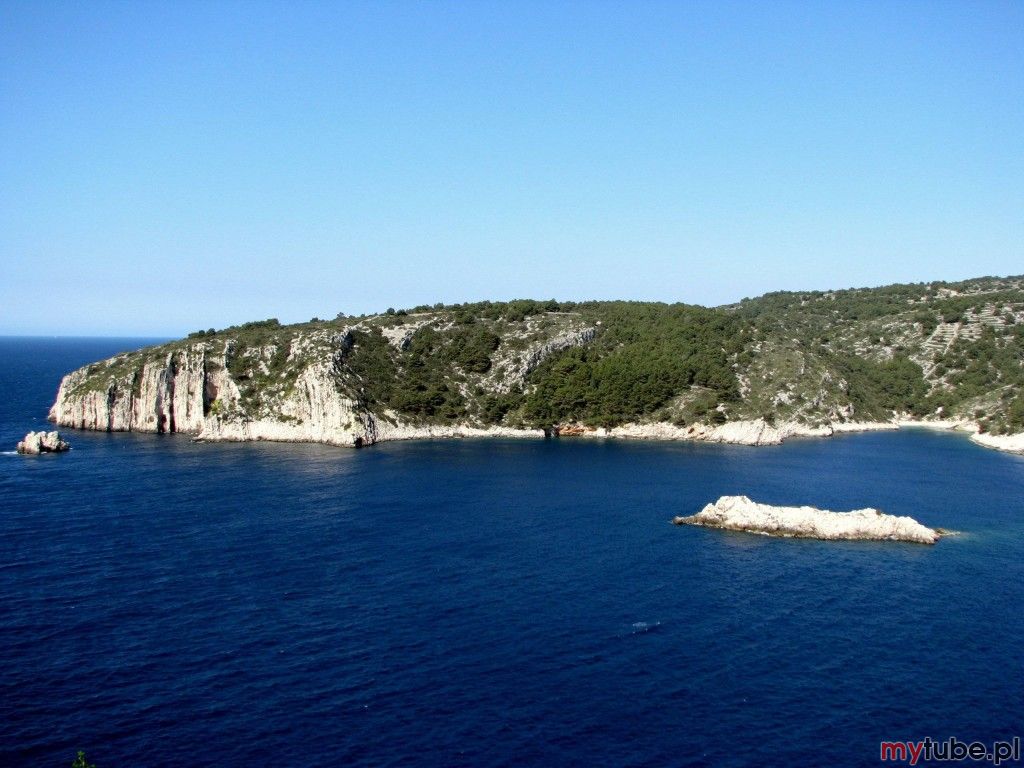 Šolta jest jedną z chorwackich wysp (archipelag wysp Środkowej Dalmacji), trzynastą pod względem wielkości na wodach Morza Adriatyckiego. Jej powierzchnia nie przekracza 60 tys. km². Długość Solty wynosi 19 km, szerokość - około 5 km....