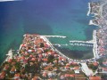 Bibinje to mała, przytulna miejscowość, położona w pobliżu Zadaru, będąca idealnym miejscem dla miłośników spokojnego wypoczynku. Miasteczko, które zostało zasiedlone już w czasach antycznych obecnie zamieszkuje około 4 tysiące mieszkańców. Bliskość przystani Zlatna luka w miejscowości Sukman powoduje, Bibinje to idealne miejsce wypoczynku dla żeglarzy. Przez tą małą miejscowość przebiega Magistrala Adriatycka. Mieszkańcy żyją z turystyki oraz rybołówstwa i rolnictwa. W średniowieczu wioska nosiła nazwę Bibianum, a osada ta została utworzona przez uchodźców z sąsiedniej wioski Petrina, którą zniszczono podczas inwazji tureckiej. Pozostałości po Petrine znajdują się na północny wschód od Bibinje. W miejscowości tej jest płytka zatoka z plażami, miejscowy kościół z XV wieku. Na północ od osady mieszczą się średniowieczne ruiny (Banska punta), a na południu, na cyplu Pulja pozostałości starochorwackiego kościoła św. Jana Chrzciciela. Ponadto w Bibnije znajduje się biuro informacji turystycznej, mieszczą się liczne kwatery i apartamenty oferowane przez miejscowych mieszkańców oraz jest kilka niewielkich i niedrogich kampingów, a do centrum zapraszają bary i restauracje.