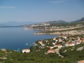 Jeśli podczas urlopu najważniejsze są dla ciebie cisza, spokój i piękna sceneria, na miejsce swojego wakacyjnego wypoczynku koniecznie wybierz Klenovicę. Jest to niewielka wioska usytuowana w jednym z najbardziej atrakcyjnych pod względem turystycznym regionów Chorwacji, znajdującym się na północy kraju Kvarnerze, znanym ze wspaniałych krajobrazów i malowniczo położonych wysp. Klenovica jako jedna z nielicznych w okolicy zachowała kameralną atmosferę, co doceniają wszyscy przyjezdni. Wioska znajduje się tuż nad samym brzegiem Adriatyku w odległości zaledwie 10km od miasta Novi Vinodolski naprzeciwko słynnej chorwackiej wyspy Krk.


Atrakcje turystyczne


Przyjeżdżając do Klenovicy czas spędza się głównie na żwirowo - piaszczystej plaży ciesząc się codziennym słońcem i krystalicznie czystą wodą Adriatyku. Dobrym miejscem na wypoczynek są, oprócz głównej plaży w centrum Klenovicy, także plaże u wybrzeży zatok Žrnovnica (znanej ze źródeł wody pitnej) i Povile. Miejscowi trudnią się przede wszystkim wędkarstwem, także i turyści mogą spróbować swoich sił w tym sporcie. Panują tu dobre warunki do nurkowania. W Klenovicy znajduje się niewielki port, w którym można wynająć łódkę i odwiedzić okoliczne wyspy.
 
Warto zwiedzić pobliskie miasto Novi Vinodolski. To typowo nadmorski kurort z pięknymi plażami i charakterystyczną zabudową, w której dominują niskie, białe budynki z czerwonymi dachami. Reprezentacyjnym obiektem Novi Vinodolski jest położony na wzgórzu kościół św. Filipa i Jakuba z białą wieżą wysoką na 36 metrów. Ze wzniesienia można podziwiać panoramę okolicy oraz niedaleką wyspę Krk. W mieście polecam zobaczyć pozostałości rzymskiej fortecy, dom braci Mažuranić, bibliotekę z 1845 roku oraz Muzeum Narodowe i zamek Frankopanów. Warto udać się na przechadzkę po najbardziej znanej i najładniejszej promenadzie miasta, ulicy Korzo. Kolejnym ciekawym miastem w regionie Kvarner jest Cvikrenica znana jako miejscowość uzdrowiskowa. Najważniejszymi zabytkami są pochodzący z XV wieku klasztor Paulinów oraz średniowieczne zabudowania w starej dzielnicy Kotor. Cvikrenica szczyci się szeroką, piaszczystą plażą i ciekawą roślinnością, wśród której dominują sosny typu pinia i palmy. Obok Novi Vinodolski i Cvikrenicy w skład tzw. riwiery zatoki Kvarner wchodzą również dwa inne pobliskie miasteczka: Selce i Senji. Warto odwiedzić te miejsca głównie po to, by poczuć niepowtarzalny klimat charakterystyczny dla śródziemnomorskich, portowych miejscowości, pospacerować urokliwymi uliczkami i miło spędzić czas w jednej z wielu przyjemnych kafejek albo restauracji serwujących miejscowe specjały.

Spędzając wakacje w Klenovicy można udać się na wycieczkę na Krk, która jest największą wyspą na Morzu Adriatyckim. Uważa się ją za miejsce, w którym narodziła się chorwacka kultura. Istnieje możliwość zwiedzenia wyspy dzięki licznie kursującym promom, a także autokarami lub samochodem - na wyspę prowadzi długi na 1430m most. Na miejscu warto zwiedzić któreś z najważniejszych miast: Krk, Baskę, Omišalj, Vrbnik czy Punat. Na Krk znajdziemy piękne plaże, wiele zabytków z czasów rzymskich i ze średniowiecza oraz interesujące miejsca pod względem przyrodniczym. Można m.in. odwiedzić jaskinię Biserujka lub udać się w góry znajdujące się na południu wyspy.


Klimat


W regionie Kvarner panuje klimat śródziemnomorski ze słonecznymi latami i wysokimi temperaturami w ciągu dnia. Nie musimy jednak obawiać się męczących upałów, gdyż okolice Klenovicy nawiedzane są dość często przez silne wiatry, które skutecznie obniżają odczuwalną temperaturę o kilka stopni. Region odznacza się wyjątkowo czystym powietrzem, co jest zasługą bliskości morza i lasów oraz brakiem w najbliżej okolicy zakładów przemysłowych czy fabryk.


Noclegi i gastronomia


Wśród ofert noclegowych w Klenovicy dominują kwatery w domach prywatnych oraz pokoje w mniejszych pensjonatach. W miejscowości funkcjonuje tylko jeden hotel (Hotel Villa Lostura) oraz jedno, utrzymane na bardzo dobrym poziomie pole campingowe (Kamp Klenovica). Do dyspozycji przyjezdnych pozostaje również kilka miejscowych barów, restauracji specjalizujących się w potrawach rybnych oraz trzy sklepy, a także poczta i stacja paliw.


Dojazd


W pobliżu Klenovicy przebiega magistrala Adriatycka, główna autostrada chorwackiego wybrzeża - istnieje zatem możliwość sprawnego dotarcia do tego regionu samochodem lub autokarem. Najbliższe lotnisko znajduje się w odległości 54km od Klenovicy, w mieście Rijeka. Rijeka jest jednym z najważniejszych węzłów komunikacyjnych w okolicy, posiada wiele dogodnych połączeń autobusowych i promowych ze wszystkimi najważniejszymi kurortami na wybrzeżu, w tym najbogatszą ofertę wycieczek na wyspę Krk. Do Riejki można także dojechać pociągiem np. z Zagrzebia i ze Słowenii.
