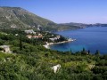 Chorwacja od dawna już obierana jest przez turystów z całego świata jako cel wakacyjnych wyjazdów. Nie ma się jednak czemu dziwić, skoro w tym pięknym kraju znajdziesz wszystko co potrzebne do idealnego urlopu. Dlaczego warto zdecydować się na wczasy właśnie tutaj? Ponieważ Chorwacja gwarantuje nam piękną pogodę, cudowne krajobrazy, rozłożyste, wspaniałe plaże oraz mnóstwo atrakcji kulturalnych i sportowych. To miejsce idealnie nadaje się na wakacje zarówno dla ludzi młodych, żądnych przygód i szalonego nocnego życia, jak również rodzin z małymi dziećmi czy seniorów. Jeśli chcesz wypocząć na pięknej Riwierze Dubrovnika, a jednocześnie odpocząć od zgiełku i hałasu, koniecznie wybierz się na urlop do miejscowości Plat. Położona zaledwie 15 kilometrów od Dubrovnika, gwarantuje ci zarówno spokój i ciszę, jak również bliskość do wszelkich niezbędnych rozrywek. Warto skorzystać z różnego rodzaju promocji, dzięki którym ceny za wyjazd na wakacje do Plat, nie obciążą zbytnio twojego budżetu.


Historia


Historia tych terenów sięga zamierzchłych czasów. Obszar, na którym znajduje się Plat był we władaniu Bizancjum, Wenecji oraz Francji. W czasach nowożytnych został włączony do Królestwa Serbów, Chorwatów i Słoweńców, a od roku 1929 wchodził w skład Jugosławii. Po rozpadzie tego kraju, Plat i jego okolice oficjalnie zostały włączone do Chorwacji.


Atrakcje turystyczne


Plat wabi turystów swoim zacisznym a zarazem atrakcyjnym ulokowaniem. To miejsce, w którym, z dala od zgiełku i hałaśliwych tłumów, możesz wypocząć. Kameralna atmosfera tego miejsca, gościnni Chorwaci, pozwolą ci w pełni poznać kulturę tego regionu. Mimo braku zabytków czy wielkich wydarzeń kulturalnych, w Plat nie sposób się nudzić. Czas można tutaj spędzać na spacerach po pięknej okolicy, wieczory spędzać w klimatycznych restauracjach i tawernach, w których, podczas chorwackich wieczorów, poczujesz się jak tubylec. Ci, którzy dość będą mieli już wygrzewania się na słońcu, mogą udać się do pobliskiego Dubrovnika, który jest miejscem, które koniecznie należy odwiedzić. Ta perła Adriatyku, zachwyci każdego piękną starówką, która została wpisana na listę UNESCO. Dubrovnik to miasto, w którym historia spoziera z każdego kąta. Piękne pałace, jak chociażby Pałac Rektorów czy Pałac Sponza to miejsca, które warto odwiedzić. Dubrovnik to również charakterystyczne wieże i baszty oraz mnóstwo innych miejsc, do których tłumnie przybywają turyści. Nie lada atrakcją będzie również udział w Letnim Festiwalu Kulturalnym. Jest to największe wydarzenie kulturalne Chorwacji. Decydując się na urlop w Plat w miesiącach lipiec czy sierpień, będziesz mógł przekonać się na własne oczy o niepowtarzalności tego festiwalu.


Plaże i sporty


Tutejsze plaże to raj dla amatorów słonecznych kąpieli. Ciche i niezatłoczone, ochraniane lasem sosnowym, który daje zbawienny cień podczas fali upałów, to idealne miejsce na relaks. Ci, którzy nie preferują leżenia na plaży mogą do woli rozkoszować się czystymi falami Adriatyku. To miejsce w sam raz dla amatorów wszelkiego rodzaju sportów wodnych, takich jak chociażby windsurfing, żeglowanie czy nurkowanie.


Noclegi


Mimo, iż Plat jest niewielką miejscowością, może poszczycić się doskonale przygotowana bazą noclegową. Znajdziesz tutaj noclegi w wygodnych hotelach czy prywatnych apartamentach. Hotele, oprócz noclegów, zaoferują ci również ciekawe rozrywki oraz bogaty wachlarz zajęć animacyjnych. Prywatne apartamenty to opcja doskonała dla grupy osób, która postanowiła wspólnie spędzić wakacje. Zapewniają sobie tym samym całkowita swobodę oraz maksimum prywatności.


Wycieczki fakultatywne


Jeśli, podczas pobytu w miejscowości Plat, nie odwiedziłeś jeszcze Dubrovnika, to koniecznie musisz to zrobić. Piękna starówka, wpisana na listę UNESCO, zabytkowe budynki sakralne i świeckie, czy wspomniany już Letni Festiwal Kulturalny w Dubrovniku - to wręcz sztandarowe elementy Riwiery Dubrovnickiej. Jednak można zdecydować się także na inne wycieczki fakultatywne. Dużą popularnością cieszy się wycieczka na wyspę Lokrum. Ten chorwacki park krajobrazowy od lat zachwyca turystów swoim pięknem. Znajdziesz tam również oryginalne jeziorko ze słoną wodą, połączone podziemnym kanałem z Adriatykiem. Jeśli jesteś zagorzałym fanem historii i Dubrovnik ci nie wystarczył, możesz również odwiedzić miasteczko Ston. Tutejsze zabytkowe mury obronne, swego czasu nazywane były „chińskim murem” z racji na swoją 5-kilometrową długość. Ze szczątków dawnych twierdz aż tchnie historią.


Kuchnia


Spędzając urlop w Chorwacji warto skosztować tutejszych specjałów, jedynych w swoim rodzaju. W Plat i jego okolicach prym wiodą owoce morza. Warto wybrać się do miejscowej restauracji aby spróbować ostryg, kalmar z grilla czy ośmiorniczek z pieca. Specjalnością jest również tutejsza zupa rybna.


Pogoda


Jeśli zdecydujesz się na urlop w Plat, pogoda na pewno ci dopisze. Tutejsze lata są gorące i długie, a zimy krótkie i łagodne. Rzadko kiedy temperatura w miesiącach zimowych spada poniżej 10°C. Natomiast miesiące letnie to czas idealny dla amatorów słońca. Temperatury powietrza sięgają bowiem średnio 26°C, a woda w Adriatyku ma co najmniej 21°C.