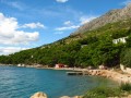 Jeśli nie byłeś jeszcze w Chorwacji to najbliższe wakacje musisz spędzić właśnie tam. Ten przyjazny i piękny kraj kusi turystów wspaniałymi warunkami do rekreacji, cudownymi plażami, doskonałą bazą noclegową. Jakby tego było mało, w Chorwacji czeka na ciebie piękna pogoda, mnóstwo zabytków i atrakcji turystycznych. Idealnym miejscem na urlop jest na przykład Ruskamen. Niewielka miejscowość, położona pomiędzy Makarską a Splitem to doskonała baza wypadowa w najatrakcyjniejsze zakątki Chorwacji. Warto, przed planowanymi wczasami, rozejrzeć po ofertach biur podróży, gdyż można znaleźć liczne promocje, w których ceny wycieczek do Ruskamenu nie są zbyt wysokie. Najkorzystniejszymi rozwiązaniami dla turystów będą wakacje w opcji last bądź first minute.


Historia


Tereny przylegające bezpośrednio do Ruskamenu swego czasu uważane były za siedlisko piratów, którzy właśnie te wody sobie upodobali. Wieloletnia walka z korsarzami w końcu odniosła skutek i na wodach zapanował względny spokój. Tereny te znajdowały się między innymi pod panowaniem Wenecji i, jak pozostała część Chorwacji, przeżywały wtedy okres największego rozkwitu. Po I Wojnie Światowej, Ruskamen wszedł w skład Królestwa Serbów, Chorwatów i Słoweńców, które z czasem przemianowało się na Jugosławię. Od 1991 roku, kiedy to Jugosławia upadła, Ruskamen należy oficjalnie do Chorwacji.


Atrakcje turystyczne


Ruskamen to wymarzone miejsce dla osób, które lubią aktywnie spędzać wolny czas. Malownicze okolice sprzyjają spacerom, piękne plaże zachęcają do kąpieli słonecznych a bliskość do Splitu i Makarskiej pozwala na bliższe zapoznanie się z tymi kurortami. Wieczory w Ruskamen można spędzać w przytulnych tawernach, gdzie przy dźwiękach chorwackiej muzyki można bawić się do białego rana. Inną propozycją spędzenia wolnego czasu może być rejs jachtem po wodach Adriatyku. Kiedy zapragniesz poszaleć w najlepszych klubach, koniecznie wybierz się do Makarskiej, która w całej Chorwacji słynie z organizowanych tam imprez.


Plaże i sporty


Ruskamen to miejsce uwielbiane przez surferów z całej Europy. Doskonałe warunki sprzyjają pogłębianiu znajomości tego sportu. Oprócz surfingu, można uprawiać tutaj takie sporty jak chociażby nurkowanie czy żeglowanie. W Ruskamen można także pograć w siatkówkę czy w tenisa. Ci, którzy preferują leniwy wypoczynek, doskonale będą się czuli na tutejszych żwirowych plażach, gdzie można zażywać kąpieli słonecznych. W razie zbyt dużego upału, schronienie znajdziesz w lasach sosnowych, znajdujących się tuż przy plażach.


Noclegi


O noclegi w tym uroczym miejscu nie trudno. Znajdziesz tutaj zarówno hotele, jak prywatne kwatery czy całe apartamenty do wynajęcia. Nie brakuje również pól campingowych, których standardy nie pozostawiają nic do życzenia. Kwatery oferujące noclegi ulokowane są przeważnie w pobliżu plaży, tak aby turyści mogli bez problemu korzystać z dobrodziejstw Adriatyku. Hotele mogą poszczycić się nie tylko wysokimi standardami ale również bogatą oferta animacyjną.


Wycieczki fakultatywne


Spędzając urlop w Ruskamen warto odwiedzić oddalony zaledwie o 30 kilometrów Split. W tym zabytkowym mieście czeka na ciebie wiele atrakcji. Zaliczyć do nich można chociażby słynny na całym świecie pałac cesarza Dioklecjana, który został wpisany na listę UNESCO. Oprócz tego unikalnego zabytku, w Splicie czeka na ciebie mnóstwo zabytków sztuki sakralnej, jak chociażby świątynia Jupitera czy kościół św. Franciszka. Inną propozycją może być wycieczka na jedną ze słynniejszych chorwackich wysp, czyli Brac. To właśnie tutaj znajduje się najpiękniejsza plaża w Chorwacji, a wielu uważa że nawet na świecie, czyli Zlotni Rat.


Kuchnia


Z racji na swoje położenie, w Ruskamen prym wiodą ryby i owoce morza. Chorwaci specjalizują się w potrawach właśnie z tych produktów. Jednak ryby to nie jedyne danie, jakie możesz tutaj spotkać. Warto skosztować pljeskavicy czyli odpowiednika naszego mielonego, tyle że z trzech gatunków mięsa. Uznanie turystów wzbudza także fiš paprikaš czyli pikantny gulasz rybny, składający się z kawałków mięsa suma, karpia i szczupaka. Miłośnicy aromatycznych alkoholi koniecznie powinni spróbować tutejszej rakiji, która powstaje przez destylacje sfermentowanych owoców.


Pogoda


Klimat śródziemnomorski, jakie panuje w miejscowości Ruskamen idealnie nadaje się na letni wypoczynek. Średnie temperatury w miesiącach od czerwca do września nie spadają poniżej 25°C. Podobnie ciepłe są wody Adriatyku, których temperatura w czasie lata oscyluje w okolicach 21°C. Orzeźwiające mistrale pomagają znosić wysokie temperatury. Jeśli chodzi o miesiące zimowe, to nawet wtedy Ruskamen nie odstrasza pogodą. Podczas kalendarzowej zimy temperatury bowiem rzadko spadają poniżej 10°C.