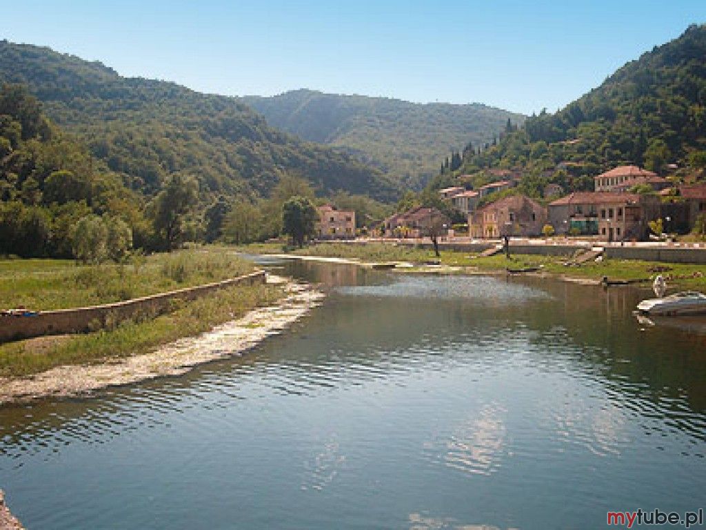 Podgorica to stolica Czarnogóry położona pomiędzy rzeką Ribnicą a Moračą, na równinie ciągnącej się do odległego o ok. 15km Jeziora ­Szkoderskiego. Dzięki dogodnym połączeniom komunikacyjnym Podgorica może być punktem przesiadkowym w...