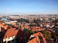 Praga - miasto o stu wieżach, matka miast - to tylko niektóre z określeń, którymi opisuje się stolicę Republiki Czeskiej. To jedno z najbardziej magicznych miast Europy oczaruje każdego swoja różnorodnością. Architektura tego miasta to prawdziwa encyklopedia wszystkich styli, epok i trendów europejskich, dlatego też nikogo nie powinien dziwić fakt, że Stare Miasto zostało wpisane w 1992 roku na listę światowego dziedzictwa UNESCO.


Historia


Stolica Czech znajduje się w centralnej części kraju, nad rzeką Wełtawą. Z jej powstaniem związana jest legenda o baśniowej księżnej Libuszy, która zobaczyła w swojej przepowiedni 