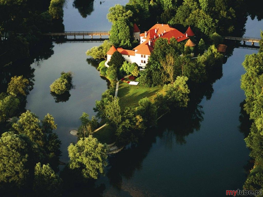 Otocec jest znanym miasteczkiem ze swojego romantycznego zamku, usytuowanego na małej wysepce, na środku rzeki Krka. Oferuje również wiele atrakcji dla swoich turystów. Oprócz różnych obiektów sportowych, miasteczko ma do zaproponowania...