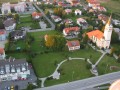 Morawskie Toplice jest to miasto, a zarazem gmina w północno - wschodniej Słowenii, w regionie Prekmurje. Gmina Morawskie Toplice jest bardzo ważnym ośrodkiem luteranizmu w Słowenii. Zarówno w mieście jak i w okolicznych wsiach istnieje bardzo duża ilość kościołów luterańskich, a wyznawcy tej religii stanowią aż 40 % ludności gminy. Zapewne każdemu Morawskie Toplice kojarzą się z jednymi z najsłynniejszych uzdrowisk, warto jednak dowiedzieć się czegoś o gminie. Najsłynniejszymi zabytkami są: Rotunda Św. Mikołaja w Selo i Kościół Św. Martina w Martjancih, a także Kościół Wniebowstąpienia Pańskiego w pobliskiej wsi Bogojina.

Pierwszy z tych zabytków stanowi niezwykły obraz architektury romańskiej i gotyckiej. Rotunda powstała w XIII wieku, jest zbudowana z cegły, a na jej dachu stoi drewniana dzwonnica. Rotunda jest codziennie konserwowana i jest otwarta dla turystów od kwietnia do listopada w godzinach 9 - 17.

Kościół Św. Martina jest zabytkiem architektury gotyckiej oraz arcydziełem malarstwa ściennego. We wnętrzu kościoła jest obraz słynnego malarza Janeza Aquile. Kościół został opisany w książce dr. Marijana Zadnikarja: Martjanci. Cerkev sv. Martina 1392-1992.

Kościół Wniebowstąpienia Pańskiego zbudowany został w latach 1925 - 1927 według planów sławnego słoweńskiego architekta Józefa Plečnik\'a, który zachował wygląd starego kościoła z XIV wieku. Takie elementy kościoła, jak: filary, ołtarz, chrzcielnica, ambona, stół wykonane są z marmuru. Cudownie wykonana statua Chrystusa, a także figura Św. Józefa są dziełem słynnego rzeźbiarza Lapuha z Lubljany, a znajdujący się tam obraz Wniebowstąpienie jest dziełem malarza Johna Mežana.

Dodatkowo przebywając w Morawskich Teplicach można wybrać się na wycieczkę do miasteczka Filovci z kolekcją wyrobów garncarskich bądź popływać w Jeziorze Bukovniško, a także odwiedzić największy słoweński gród w wiosce Grad. 


Lecznicze źródła, uzdrowisko


Morawskie Toplice są jednym z najczęściej odwiedzanych uzdrowisk. Historia miasta rozpoczęła się 40 lat temu, gdy mieszkańcy uświadomili sobie, że powinni zagospodarować istniejące tam źródła geotermalne. Temperatura tych źródeł wynosi maksymalnie 72˚C. Uzdrowisko zasilane tymi wodami uznawane jest za najlepsze w Słowenii. Wody pochodzące ze źródeł termalnych nazywane są „czarnymi wodami”. Są one bogate w chlorek sodu oraz w hydrokarbonaty. Woda ze źródeł jest wodą hipertoniczną i termomineralną. Jest ona ujmowana z dna dawnego, obecnie wyschniętego Morza Północnego z głębokości 1175 i 1467 metrów. Woda ta posiada lecznicze właściwości. Nadaje się ona do leczenia reumatyzmu, chorób górnych dróg oddechowych, leczenia chorób skóry, a także do rehabilitacji pourazowej oraz pooperacyjnej narządów ruchu. Ze względu na sporą zawartość soli posiada kojące właściwości dla skóry. Dodatkowo można wykorzystać działanie źródeł termalnych w ośrodkach Spa. Relaksujące kąpiele, a przy tym wdychanie cudownych aromatów również będą działały leczniczo pozwalając na odprężenie ciała, poprawienie ukrwienia oraz rozluźnienie napiętych mięśni.


Zakwaterowanie, uzdrowisko, lecznicze kąpiele


W uzdrowisku Morawskie Toplice znajdują się następujące hotele: Livada Prestige, Ajda i Termal. Pierwszy z nich to hotel 5 - gwiazdkowy. Z wszystkich kranów w tym hotelu leci „czarna woda”, tak więc można zażyć zdrowotnych kąpieli w zaciszu własnego pokoju. W Livada Prestige do dyspozycji gości są 23 standardowe pokoje jednoosobowe, 67 dwuosobowych pokoi o podwyższonym standardzie oraz 32 luksusowe apartamenty. Oprócz tego hotel posiada własne centrum wellness, restaurację, bary, a także nowoczesne business centrum. Dodatkowo można korzystać z najdłuższego pola golfowego w całej Słowenii, z torów rowerowych oraz kortów tenisowych. W ofercie promocyjnej hotelu jest tzw. nocleg z półpensją, zawierający zakwaterowanie na 2 noce oraz śniadanie wraz z kolacją, a także nieograniczony dostęp do wszystkich basenów. Koszt takiego pobytu wynosi około 600 zł za osobę. Kolejną ofertą promocyjną jest zakwaterowanie na 4 noce wraz z wyżywieniem (śniadanie i kolacje) oraz czterema procedurami leczniczymi (masaż pleców, refleksyjny masaż stóp, pedicure, manicure), a także z nieograniczonym dostępem do basenów. Koszt takiego pobytu wynosi około 1550 zł za osobę.

Takie same oferty promocyjne posiadają także dwa pozostałe hotele czterogwiazdkowe. Ze względu na nieco niższy standard oferty są w niższych cenach. W Hotelu Ajda nocleg z półpensją kosztuje prawie 500 zł, natomiast Mini Wellness program Klasyk (czyli druga z ofert) około 1330 zł. Jeszcze niższe ceny oferuje Hotel Termal. Za nocleg z półpensją zapłacimy nieco ponad 400 zł, natomiast za Wellness program Klasyk prawie 1,2 tys. zł.

Hotel Livaga Prestige proponuje wiele zabiegów leczniczych. Są to m.in.: aromaterapia, jonofereza (oparta na działaniu słabego prądu stałego na nogi), galwanoterapia (oparta na działąniu prądu galwanicznego na ciało kuracjusza), kąpiele (mineralna, perłowa, wirowa, ziołowa), masaże (podwodny, refleksyjny, Shiatsu, tajski), okłady błotne, sonoferezę (kuracje falami dźwiękowymi), różnego rodzaju okłady, elektroterapię, mechanoterapię, ultradźwięki i wiele innych. Hotel posiada wiele specjalnych urządzeń, np. Sunspectra 9000, które wykonuje delikatny masaż, przy pomocy delikatnych wibracji. Na kuracjusza oddziałują fekty świetlne, aromaty, podwyższona temperatura i sygnały dźwiękowe.


Wycieczka Filovci


Miasteczko Filovci znajduje się około 3 km na południowy - wschód od Morawskich Teplic w kierunku na Dubrovnik. Osada po raz pierwszy została wymieniona pod nazwą Fyloch w 1322 roku, natomiast w roku 1355 znana była jako Philauch. W pobliżu miejscowości w czasie wykopalisk archeologicznych odkryto przedmioty datowane na czas neolitu i epoki miedzi. W mieście tym bardzo popularne po II wojnie światowej było garncarstwo. Wtedy też zawodem tym trudniło się około 60 osób. W dzisiejszych czasach można podziwiać warsztat garncarski wraz z kolekcjami garncarskimi.