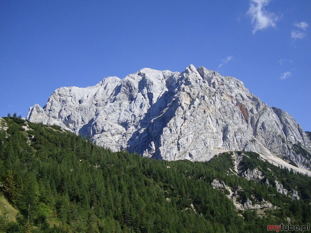 Góra Triglav, która jest wizytówka Słowenii, o wysokości 2863 metrów i trzech wierzchołkach znajduje się na terenie pięknego Parku Narodowego Triglav. Słoweńcy szczyt ten nazywają 