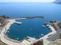 Agia Marina to piękna nadmorska wioska usytuowana w północno-zachodniej części Krety. Lokalne plaże piaszczyste oraz krystalicznie czyste wody otaczające sprawiają, że jest ona idealnym miejscem na wakacje, zarówno dla osób młodszych i starszych. Można znaleźć tutaj takie atrakcje jak jazda na skuterach wodnych, nurkowanie typu snorkeling, a dla odważnych paralotnie. Wystarczy wynająć podróż statkiem czy też opalać się na plaży i zrelaksować.
Odwiedzający tę piękną wioskę, oddaloną zaledwie 9km od Chania - byłej stolicy Krety, doświadczą przyjaznej gościnności. Agia Marina ma głębokie korzenie historyczne. W celu ich poznania wystarczy porozmawiać ze stałymi mieszkańcami, którzy chętnie opowiedzą o najważniejszych wydarzeniach, które ukształtowały obecną Agię Marinę.
Wystarczy wyruszyć w głąb wyspy, aby odkryć jej bogatą florę oraz faunę. Odwiedź jaskinie, pobliskie jezioro, wybierz się na spacer wzdłuż oliwnych gai czy przemaszeruj się poprzez podnóża gór Lefka Ora. Odkryj urok szczelin skalnych - Therissos Gorge, Topolia oraz zbocza gór, w których kryje się kościółek Agia Sofia czy raj dla entuzjastów natury i fotografii - Samaria Gorge.
Podczas krótkiej wycieczki na wschód odkryjesz uroki Chanii oraz Rethymon, leżącej nieopodal. Obie są malowniczymi portami Weneckimi. Na zachód od Agii Mariny leży wioska rybacka - Kolimbari, warta zwiedzenia ze względu na swój piękny klasztor. Z kolei urokliwa wioska- Milia - może poszczycić się XVI wiecznymi budynkami zbudowanymi z kamienia i drewna. Z każdym zakrętem drogi będziesz podziwiać nieustannie zmieniający się krajobraz.
Warto spędzić jeden dzień na skuterze, motorze czy wynająć samochód, aby odkryć wiele malowniczych wiosek, każda z nich jest na swój sposób unikalna. Można również skorzystać z pokaźnej ilości wycieczek jednodniowych.
Pod wieczór odpręż się w jednej z lokalnych tawern, skosztuj tradycyjnej kuchni Kreteńskiej, która jest uważana jako jedna z najzdrowszych na świecie. Później usiądź wygodnie w kawiarence czy restauracji na plaży  i obejrzyj spektakularny zachód słońca. Zdegustuj lokalnego trunku Raki czy też wina podczas gdy twoje dzieci bawią się na specjalnych placach zabaw na terenie tawern.
Kluby nocne, bary koktajlowe i muzyczne są dostępne dla twojej rozrywki i przyjemności. Korzystaj z wieczorku Kreteńskiego wypełnionego muzyką i tańcem. Rozejrzyj się po sklepach oferujących ręcznie robione tworzywa i pamiątki. Znajdziesz również supermarkety i inne udogodnienia dostępne dla twojej wygody.
Pod koniec wakacji prawdopodobnie będziesz chciał/a powrócić tak jak wielu podróżnych, może nawet zostać. Każda wizyta ma do zaoferowania nową, odmienną i niepowtarzalną przygodę. Agia Marina… coś dla każdego.