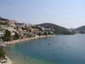 Neum to małe miasteczko położone na wschodnim wybrzeżu morza adriatyckiego. Łagodny śródziemnomorski klimat, bajkowe pejzaże, inspirujące egzotyczne widoki. Bośnia i Hercegowina posiada zaledwie kilkukilometrowy dostęp do morza, w jednej miejscowości - Neum. Miasto to oddziela północną część Chorwacji od południowej. Położone jest na kilkukilometrowym odcinku wybrzeża dalmatyńskiego pomiędzy chorwackimi miejscowościami.

Wprawdzie nie jest to miasto należące do Chorwacji, jednak posiada równie chorwacki klimat, a to za sprawą licznych turystów przemierzających ten odcinek Bośni i Hercegowiny w drodze do Dubrownika. Podobnie jak chorwackie, nadmorskie miejscowości, Neum wkomponowane jest w malowniczy, górzysty krajobraz. Każdego dnia jego mieszkańców wita spokojna zatoka. To jedno z miejsc, gdzie występuje największa ilość słonecznych dni w roku. Na wąskich uliczkach, nawet w najbardziej upalne dni, można poczuć orzeźwiający powiew Adriatyku.

W samym Neum znajduje się wiele niedrogich sklepów (strefa wolnocłowa), uroczych tawern i barów, w których serwuje się doskonałą bałkańską kuchnię. Neum słynie z czystych kamienisto - żwirkowych plaży, przy których znajdują się zarówno wielkie luksusowe hotele, prywatne apartamenty jak i rodzinne pensjonaty. Warto jednak zatrzymać się tu na dłużej. Największą zaletą Neum jest wysoki standard hoteli przy stosunkowo niskich cenach.

 
Bośnia i Hercegowina


Bośnia i Hercegowina to dla wielu osób kraj nieznany i tajemniczy. Ten przepiękny południowoeuropejski kraj, ma naprawdę wiele do zaoferowania i z pewnością zadowoli niejednego podróżnika.
 
Stara bałkańska legenda głosi, że gdy Bóg stwarzał świat, unosił się w przestworzach, dźwigając dwa worki: jeden z ziemią, drugi z kamieniami. Diabeł przedziurawił worek z kamieniami i cała jego zawartość wysypała się w jedno miejsce. Tak właśnie powstała Bośnia i Hercegowina. Bośnia i Hercegowina zaliczana jest do najbardziej unikatowych i kulturalnie najbarwniejszych terenów Europy. Mieszają się tutaj wpływy kultury chrześcijańskiej, zachodniej - katolickiej, wschodniej - prawosławnej, islamskiej - orientalnej i żydowskiej - mauretańskiej.

Bośnia i Hercegowina to kraj górzysty. Góry Dynarskie powodują, że drogi są kręte, a widoki przepiękne. Rejony górskie często są nieskażone przez człowieka, mają urozmaiconą rzeźbę terenu i malownicze doliny o charakterze kanionów.
 
Ciekawą atrakcją turystyczną w Bośni i Hercegowinie są trzy piramidy, których odkrycie w pobliżu miejscowości Visoko ogłoszono w 2005 roku. Niektórzy uważają, że są to jedyne w Europie piramidy pokryte roślinnością, przez co wyglądają jak zwykłe wzgórza. Ich odkrywca Semir Osmanagić nazwał je Bośniacką Piramidą Słońca, Księżyca i Smoka. Wciąż trwają dyskusje i spory, czy są to faktycznie piramidy, jednak warto je zobaczyć na własne oczy.


Historia i Zabytki


Miasto Neum ma długą i złożoną historię. Wiele książek i opracowań zostało napisanych na temat jego dawnych dziejów i władców. Początki Neum sięgają aż 1699 roku, kiedy to ustanowiono pokój karłowicki, na mocy którego Republika Dubrownicka oddała kawałek wybrzeża adriatyckiego Turcji, aby nie graniczyć z Republiką Wenecką, a tym samym zapewnić sobie bezpieczeństwo przed ewentualnymi atakami z jej strony.

W latach powojennych Chorwaci bardzo często próbowali przekonać Bośniaków do sprzedaży bądź zamiany swojego wybrzeża, tylko po to, by Chorwacja nie była podzielona na dwie części, jednak zawsze bezskutecznie. W 2007 roku rozpoczęto budowę mostu łączącego chorwackie miasto Klek z chorwackim półwyspem Peljesac w celu bezpośredniego połączenia obu części Chorwacji.

W miasteczku zobaczyć można trzy zabytkowe nekropolie pochodzące z okresu średniowiecza, są to: Donje Hrasno - nekropolia z II wieku, Glumina - nekropolia z III wieku i Hutovo - nekropolia z III wieku.

 
Sport i rekreacja


Neum oczarowuje wszystkich przybywających tutaj turystów pięknym krajobrazem, wspaniałym klimatem oraz niezwykłym, lazurowym kolorem morza. Poza pięknem przyrody, łagodnym klimatem i bogatą historią Neum oferuje turystom równie bujne życie kulturalne, sportowe i rozrywkowe. Dla osób wypoczywających aktywnie przygotowano bogate zaplecze sportowo-rekreacyjne. Znajdują się tu wypożyczalnie sprzętu wodnego, korty tenisowe i wiele innych atrakcji.

Neum oferuje tereny sportowe do piłki nożnej, siatkówki, lub koszykówki, dysponuje również dużą ofertą sportów wodnych - narty wodne, surfing, jazda na skuterach wodnych lub gliserach. W letnich miesiącach, na plażach i w ogrodach hotelowych oraz restauracjach prywatnych zespoły grają muzykę „na żywo”. Dyskoteki i liczne kawiarenki zapewnią gościom zabawę do wczesnych godzin porannych.

Można spędzić tu również czas spacerując, zwiedzając oraz kupując w licznych sklepach i sklepach z pamiątkami, których jest wiele w ciągu głównego sezonu turystycznego. Jest to doskonałe miejsce na wypoczynek dla rodzin z dziećmi.

Manifestacja Neumsko Ljeto, która w Neum trwa podczas całego sezonu turystycznego, oferuje turystom liczne wydarzenia kulturalne i rozrywkowe (wieczory folklorowe, zwiedzanie galerii, wieczory literackie).

Co roku latem w Neum odbywa się również Etnofest Neum, jest to festiwal muzyki poważnej, który każdego przyciąga setki miłośników muzyki poważnej.
 
Jeśli lubisz wakacje w ciągłym ruchu i poznawaniu nowych miejsc? Koniecznie odwiedź Neum.


Wycieczki


Neum ze względu na swe położenie, jest również świetnym „punktem wypadowym” na wycieczki do wielu cudownych miejsc.


Medziugorie


Najczęstszym powodem dla wielu polskich turystów, aby odwiedzić Bośnię i Hercegowinę jest sanktuarium w Medjugorie. Jest to miejsce kultu Matki Bożej Królowej Pokoju, a także ośrodek katolickiej odnowy charyzmatycznej i duszpasterstwa osób uzależnionych. W miejscowości znajduje się kościół św. Jakuba. Miasto stało się tak znane w świecie i ważne dla katolików z powodu objawień Matki Boskiej na tzw. Górze Objawień (Crnica). Objawienia te miały miejsce od czerwca 1981 roku we wsi Bijakovici, w parafii Medjugorie. Świadectwo takie zostało złożone przez dzieci (dwóch chłopców i cztery dziewczynki). Oficjalnie kościół nie uznał prawdziwości tych zjawisk, jednak wierni masowo tu pielgrzymują. Medjugorie może być jednym z wielu punktów na mapie objazdowej wycieczki szlakami sanktuariów europejskich i miejsc kultu ważnego dla katolików. Jest to największe Sanktuarium Bałkanów, licznie odwiedzane przez pielgrzymów z całego świata.


Mostar


Mostar leży pomiędzy górami, w szerokiej dolinie Neretwy. Symbolem miasta jest Stary Most. Stary Most spinał brzegi Neretwy przez ponad 400 lat. Zgodnie z tradycją jedna strona uchodziła za „turecką”, druga za „chorwacką”. Obecnie, po wojnie, miasto też jest podzielone, choć formalnych granic nie ma. Chorwaci żyją po zachodniej stronie rzeki, a Muzułmanie po wschodniej.

Według legendy w połowie XVI w. sułtan Sulejman II rozkazał budowniczemu Hayruddinowi wybudować most nad Neretwą, a w razie niepowodzenia obiecał go ściąć. Budowniczy pracował 10 lat, a po postawieniu mostu ze strachu uciekł w góry. W lipcu 2005 Stary Most i jego najbliższe otoczenie zostały wpisane na listę światowego dziedzictwa kulturowego UNESCO.

Warta uwagi jest również Carsija - starówka na prawym brzegu Neretwy. Znajdziemy tu wiele domów z czasów tureckich, a także ruiny starego fortu.


Dubrownik


Dubrownik to niewielkie miasto położone na południu Dalmacji. Mimo swych niedużych rozmiarów uważane jest za najpiękniejsze miasto w Chorwacji, nic więc dziwnego, że wiele osób nazywa je „perłą Adriatyku”.

Dubrownik ma bogatą, unikalną, polityczną i kulturalną historię, dlatego został zapisany na listę dziedzictwa światowego UNESCO. jest jednym z najbardziej atrakcyjnych miejsc i najsławniejszym Śródziemnomorskim miastem. Piękną, jednorodną stylistycznie Starówkę otaczają olbrzymie mury obronne. Na Starówce niemal wszystko jest z kamienia: zarówno domy, jak i ulice, a ich powierzchnia przez całe wieki została wypolerowana niemal do granic możliwości.

Faktycznie potwierdza się tu znana wypowiedź irlandzkiego pisarza Bernarda Shaw: Ci, którzy szukają raju na ziemi muszą przyjechać do Dubrownika.

Poza wieloma zabytkami, Dubrownik proponuje również turystom wiele wydarzeń kulturalnych. Z pewnością najważniejszą taką imprezą jest Letni Festiwal „Libertas”, który odbywa się w mieście co roku od 10 do 25 sierpnia. W 33 miejscach w mieście organizowane są wówczas spektakle teatralne oraz koncerty muzyczne. Występują nie tylko lokalne gwiazdy, ale także artyści z całej Chorwacji, a nawet z zagranicy.


Split


Jest to największe miasto środkowej Dalmacji i jedna z najstarszych (1700 lat) osad handlowych Chorwacji. Unikatowa architektura i atmosfera panująca na malowniczych uliczkach sprawiają, że czuje się tu ducha historii i starożytności.
 
Turyści z całego świata przyjeżdżają do Splitu, by zwiedzić pozostałości pałacu cesarza rzymskiego Dioklecjana wybudowanego na przełomie III i IV w. n.e. Po upadku imperium rzymskiego ludność miasta osiedliła się w pałacu, czyniąc z jego korytarzy ulice, a z cesarskich komnat mieszkania. 
Poza tym w Splicie jest wiele innych zabytków. Dość wspomnieć dominującą w panoramie miasta katedrę oraz mury obronne ze słynnymi bramami: Złotą, Srebrną i Żelazną.
Od 15 lipca do 15 sierpnia odbywa się w Splicie Letni Festiwal. W tym czasie mają tu miejsce przedstawienia operowe, teatralne, baletowe oraz koncerty na scenach pod gołym niebem.


Korcula


Korcula jest typowym, dalmatyńskim miastem, z okrągłymi wieżami obronnymi i domami o czerwonych dachach, które tworzą ciasną zabudowę. Wewnątrz murów, znajdują się gotyckie i renesansowe budowle, pałace, uliczki i place z mnóstwem zabytków.

Korcula należała dawniej do wspaniale prosperującej Republiki Weneckiej. Jej stare miasto z przełomu XV i XVI w. to prawdziwy klejnot architektury. Najprawdopodobniej to właśnie w Korculi urodził się znany podróżnik i odkrywca Marco Polo. Jego rodzinny dom to jedna z największych atrakcji miasta. Korcula często nazywana jest „małym Dubrovnikiem”. Stara część miasta zbudowana została na niewielkim półwyspie, i podobnie jak Dubrovnik całkowicie otoczona jest masywnymi murami.

W Korculi odbywa się co roku od 27 do 29 lipca Moreska, impreza folklorystyczna organizowana na pamiątkę walk z piratami pod koniec XVI w. Punktem kulminacyjnym festynu jest walka o piękną niewolnicę Bulę pomiędzy królem murzyńskim Moro i białym władcą. Pokazom towarzyszą recytacje starych wierszy i poezji rycerskiej.


Kuchnia


Kuchnia miasta Neum charakteryzuje się łagodnymi, prostymi i lekkostrawnymi potrawami, gdyż gotuje się je w dużej ilości wody. Najbardziej znanymi potrawami są cevape. Jest to typowy bośniacki fast food. Yestaw natomiast składa się z pity (pitica) - ciepłego dosyć tłustego pieczywa-placka, rozkrojonego i wypełnionego grillowanym posiekanym mięsem, cebulą i majonezem.

Kolejną szeroko rozpowszechnioną przekąską jest burek. To tureckie jedzenie, rodzaj pity z wielowarstwowego, wielokrotnie wałkowanego ciasta, nadziewanego różnym nadzieniem (serem, szpinakiem, ziemniakami lub mięsem).

Oprócz dań mięsnych dużo jest też potraw z ryb oraz warzyw. Spośród warzyw warto spróbować faszerowanych pomidorów, nadziewanej papryki bądź warzyw pieczonych na grillu. Wpływy kuchni tureckiej widoczne są szczególnie w deserach i słodkościach. Należy do nich baklava - bardzo słodkie ciastko z orzechami, rahatlokum - przeraźliwie słodki przysmak turecki, tufahija - pieczone jabłka nadziewane orzechami włoskimi czy firinda sutlac - pieczony deser z ryżu. Koniecznie trzeba spróbować kawy, tradycyjny napój - bosanska kafa jest bardzo mocna, podawana w niewielkich filiżankach.

Mieszkańcy Neum są gościnni, uprzejmi, otwarci, zawsze skorzy do pomocy. Są oni ludźmi życzliwymi i otwartymi na turystów, a oferowana przez nich kuchnia jest bardzo smaczna.

Warto również wspomnieć, że Polaków w Bośni i Hercegowinie darzy się dużym szacunkiem. Jest to główna zasługa Tadeusza Mazowieckiego, który w czasie wojny pełnił funkcję specjalnego wysłannika Komisji Praw Człowieka ONZ. Z uwagi na bierną postawę tej organizacji wobec masakry w Srebrenicy, podał się do dymisji. Wielu bośniackich muzułmanów uważa, że był on jednym z niewielu polityków na świecie, który był wrażliwy na ludzką krzywdę.

Słoneczny klimat, ciepła woda Adriatyku, bliskie sąsiedztwo Chorwacji bogatej w bezcenne zabytki to jest to co niewątpliwie przyciąga turystów.

Do Neum przyciągają również ceny - przystępniejsze niż w innych częściach wybrzeża Adriatyku. Noclegi są tańsze o 10-30 proc. niż w pobliskiej Chorwacji. W samym mieście można znaleźć wiele restauracji, kawiarenek, sklepów i domów handlowych oferujących towar po atrakcyjnych cenach.

Jeśli cenisz oszczędność i wygodę skorzystaj z naszej oferty All inclusive. Wakacje all inclusive to najbardziej ekonomiczna, a jednocześnie ekskluzywna forma spędzenia urlopu.

Zachęcamy również do zapoznania się z naszymi ofertami last minute. Tego typu oferty umożliwiają zakup wymarzonych wakacji w dużo niższej cenie i w standardzie nieodbiegającym od ofert wykupionych z wyprzedzeniem.

Szafirowe Morze Adriatyckie zachęca do kąpieli nie tylko swoim pięknem, ale i czystością. Na kamienistych plażach pod rozgrzanym słońcem szybko nabiera się opalenizny. Do późnych godzin nocnych można posiedzieć przy stoliku, zjeść miejscowe smakołyki oraz posłuchać lokalnej muzyki, wykonywanej na żywo. Są to rytmy zwane „klapa” - czyli typowe chorwackie pieśni ludowe, tu pomieszane z bośniackim folklorem.

Zastanawiasz się co zrobić, by Twój urlop w tym roku był wyjątkowy? Marzysz o spokojnych wczasach, okraszonych atmosferą nadmorskiego miasteczka? Wybierz się do Neum! To doskonałe miejsce do wypoczynku w ciszy, spokoju i miłej atmosferze z dala od zgiełku miasta.