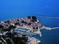 Novigrad jest niewielkim portem leżącym na zachodnim wybrzeżu chorwackiego półwyspu Istria. Kurort leży na skalistym brzegu, który wpada do Morza Adriatyckiego. Miasto otoczone jest bujnymi lasami sosnowymi i śródziemnomorską roślinnością. Miasteczko oferuje turystom cudowną nadmorską atmosferę. W pobliżu płynie rzeka Mirna, wzdłuż której można spłynąć kajakiem lub udać się na polowanie.

Novigrad do XVIII wieku leżał na wyspie. Władze w końcu zdecydowały się zasypać przesmyk oddzielający wyspę od półwyspu i dołączyć miasto do lądu. W piątym stuleciu na terenie miasteczka była diecezja kościelna. Miasto wtedy było chronione ogromnymi murami obronnymi. Do dziś Novigrad zachwyca swoim średniowiecznym wyglądem.

Będąc w Novigradzie warto wybrać się na wycieczkę i zwiedzić kilka ciekawych zabytków. Do najciekawszych należy kościół św. Anastazji, który został zbudowany na podstawie kościoła romańskiego. Warto też wybrać się do pałacu Rigo, który należał do majątku rodziny Urizzi. Leży tu kolekcja bardzo drogich i cennych kamieni.

Za pozostałościami po murach miasta stoi najcenniejszy zabytek Nowigradu - kościół św. Marii, Pelagii i Maksymiliana. Świątynię wzniesiono w latach 1745-1775. Obok stoi dzwonnica, wewnątrz której znajduję się ogromne malowidło w półokrągłej kopule, przedstawiającego Boga i Chrystusa w otoczeniu aniołów.

W Novigradzie co roku w sierpniu odbywa się słynny koncert jazzowy Festival Heineken Music Nights. W sierpniu również odbywają się uroczystości patrona miasta św. Pelagulasa, które trwają trzy dni. 


Pogoda


Novigrad jak i cała nadmorska część Chorwacji leży w strefie klimatu śródziemnomorskiego. Charakteryzuje się on długimi, ciepłymi i słonecznymi latami, oraz ciepłymi i wilgotnymi zimami. Novigrad jest idealnym miejscem na wypoczynek, ponieważ pogoda latem zawsze dopisuje i nie zawodzi turystów. Temperatury dochodzą do 30°C. Zimy są w tej części Chorwacji bardzo łagodne, a temperatury rzadko kiedy spadają poniżej 0. Opady występują tu jedynie w postaci deszczu. 


Kwatery, apartamenty, camping


Szukając odpowiedniego zakwaterowania w Novigradzie można wybierać i przebierać w śród oferowanych nam hotelach, motelach, schroniskach, domach wakacyjnych i campingach. Dla ceniących sobie wygodę polecamy wynająć apartament. Znajdują się one w domach rodzinnych, gdzie do dyspozycji mamy sypialnie, salon z jadalnią, kuchnie, łazienkę a na zewnątrz piękny ogród z grillem. Innym miejscem na wynajęcie zakwaterowania jest camping. 


Last Minute


Aby w pełni być zadowolonym z wakacji polecamy wykupić wycieczkę do Novigradu korzystając z naszej promocji last minute. Przez cały rok można trafić na bardzo tanią i korzystną ofertę. Zadbamy o wygodną i komfortową podróż, odpowiedni nocleg, który na pewno spełni Państwa oczekiwania, wyżywienie i ubezpieczenie. Zagwarantujemy, że pobyt w nadmorskiej miejscowości będzie cudownym i niezapomnianym przeżyciem.

Niewielki port Novigrad oferuje nam ładne plaże i ciepłe morze. Dookoła rosną bujne i piękne lasy. Dużym atutem jest to, że miasto mieści się blisko miejscowości takich jak Pula, Poreč czy Rovinj. Novigrad jest idealnym miejscem na wakacje z dziećmi. Jest tu wiele atrakcji sportowych, a wieczorami można wybrać się na dyskotekę lub do restauracji spróbować tutejszą pyszną kuchnię.