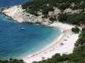 Cres jest to administracyjna i kulturalna stolica wyspy i zarazem jedyna miejscowość na wyspie mająca status miasta. Wyspa Cres jest to należąća do Chorwacji, najwieksza wyspa na Morzu Adriatyckim. Połóżona jest ona w północnej części zatoki Kvarnerskiej, pomiędzy wyspa Krk a półwyspem Istria. Powierzchnia wyspy jest niemal identyczna jak Krk i wynosi ok.405,8 km². Wyspa liczy sobie 66 km długości i od 2-12km szerokości. Wyspa tworzy prawie jedna całośc z wyspą Loszinj, oddzielone są one jedynie od siebie 11 metrowym przesmykiem. Obydwie wyspy połaczone są mostem zwodzonym, który umozliwia przepływ statkom. Pomimo że obie wyspy różnia się topografią to posiadaja współną historię. Obie osiedlone były w epoce kamiennej i bronzowej. Pierwsze zaznaczone osiedle wznikło właśnie na Cresie. Szczepy liburnskie wykorzystując naturalne nabrzeże w miejscach miast Cres i Osor na sztytach pagórkówzbudowały twierdze Merag, Porozina i Lubenice. Starożytni Grecy nazwali obie wyspy Apsirtides. Na zachodnim i południowym wybrzeżu wyspy znajduja się piekne zatoki, oraz liczne i urocze plaże. W części północnej i wschodniej wyspy wybrzeża jest kamienista i skalista. Do osobliwości wyspy należy ściśle chronione,słodkowodne jezioro Vransko (Vransko jezoro) o długości 5,5 km i szerokości do 1,5 m.Jego pojawienie się na na wyspie jest do dnia dzisjejszego niewyjaśnione. Interesującym faktem jest to, że jego poziom znajduje się ponad poziomem morza, przy czym dno jeziora jest poniżej dna morza. Charakterystyczne dla wyspy są kontrasty. W części północnej wyspy przewagę stanowi roślinnośc kontynentalna, a w pozostałej części wyspy występuję roślinnośc śródziemnomorska. Miłośnicy przyrody odnajda tu wielkie bogactwo flory i fauny. Jest to jedno z nielicznych miejsc na świecie gdzie można spotkać sępa płowego. Miasto posiada wiele zabytków jeszcze z czasów weneckich. Do głównych należą:trzy bramy miejski z czasów weneckich (Bragadina, Marcella i brama św. Mikulo z XVI w.), wenecka baszta, wieża miejska zegarem z XVI w., gotycko-renesansowy kościół parafialny Matki Bożej Śnieżnej (XV-XVI w.) z drewnianą Pietą z XV wieku, willa rodziny Petris z XV wieku w stylu weneckiego gotyku i wczesnego renesansu. Miejsce narodzin słynnego filozofa Franciscusa Patritiusa (1521-1567). Na wyspę dostać można się tylko łódką. Głównym Portem dla wyspy jest Mali Loszinj, który ma połaczenie z Pulą, Zdarem i Wenecją. W sezonie wakacyjnym można korzystać z połączeń łódzi osobowych do Susaku i Rijeki. Połaczenie jest również z Brestowvy do Poroziny oraz pomiędzy Maragem na wyspie Cres i Valbiską.