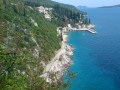 Jeśli marzą ci się wakacje w pięknej Chorwacji, warto abyś zdecydował się spędzić urlop w regionie jakim jest Dalmacja. Od lat tereny te cieszą się niesłabnącą popularnością wśród turystów. Na uwagę zasługuje tutaj niewielka miejscowość, Orašac. Położona zaledwie 11 km od Dubrovnika jest doskonałym miejscem na spędzenie wakacji. Cisza i spokój gwarantuje udany relaks, a bliskość Dubrovnika zapewni liczne atrakcje. Orašac to miejsce gdzie w otoczeniu pięknych plaż, gaików oliwnych i licznych źródełek cudownie spędzisz wakacje.


Historia


Tutejsze tereny przez lata znajdowały się pod władaniem Republiki Wenecji. Duże piętno na ziemiach odcisnęło także zwierzchnictwo Austro - Wegier. Przez krótki czas, tereny Dalmacji zostały przejęte przez Francję, jednak okres ten nie trwał długo. Po zakończeniu I Wojny Światowej, Dubrovnik i jego okolice, w tym miasto Orašac, zostały włączone do Królestwa Serbów, Chorwatów i Słoweńców, czyli późniejszej Jugosławii. Po jej upadku, w 1991 roku, Orašac został przyłączony do Chorwacji.


Atrakcje turystyczne


Główną atrakcją tego uroczego miasteczka jest jego specyficzny klimat, w pełni sprzyjający wakacjom. Spacerując po okolicy natrafisz na średniowieczny zamek Arapovo, w którym zamieszkiwał w XVI wieku, florencki możny. Obecnie, w zamku znajduje się restauracja, która zachęca turystów nie tylko stylowym wystrojem, ale również wybornymi posiłkami. W Orašacu godny zobaczenia jest także kościół św. Mikołaja, pochodzący z 1250 roku. Orašac jest również popularny ze względu na bliskość do „perły Adriatyku” czyli Dubrovnika. Spędzając tutaj wakacje, warto wybrać się do tego zabytkowego miasta, nie tylko po to aby zwiedzić starówkę wpisaną na listę UNESCO, czy też wspaniałe wieże i baszty. Co roku odbywa się tutaj najważniejsze kulturalne wydarzenie w całej Chorwacji, mianowicie Letni Festiwal.


Plaże i sporty


Chorwacja znana jest ze swoich pięknych plaż. Orašac potwierdza ten fakt. Tutejsze plaże co prawda nie są piaszczyste a kamieniste, wręcz skaliste, jednak dzika przyroda dookoła i przejrzysta woda w pełni rekompensują brak piasku. Ci, którzy preferują wygody, mają do dyspozycji małą plażę, z betonowym pomostem wyposażonym w drabinki. Plusem jest bliskość kawiarenki, natrysków i toalet. Nieopodal znajduje się bardziej dzika plaża, z malowniczymi skałami. Pojawiając się na niej odpowiednio wcześnie, można znaleźć dogodne miejsce na samej plaży lub w załomach skalnych. Czystość Adriatyku zachęca do nurkowania. Orašac to miejsce gdzie można aktywnie spędzić wolny czas. Na terenie miasteczka znajdują się boiska do gier zespołowych, można także pograć w kręgle. Popularną jest tutaj turystyka piesza, pozwalająca na rozkoszowanie się pięknymi widokami. To miejsce idealne również dla wędkarzy.


Noclegi


Orašac nie jest wielkim kurortem turystycznym, mimo to baza noclegowa nie pozostawia nic do życzenia. Ci, którzy preferują duże i ekskluzywne hotele mogą skorzystać z oferty pobliskiego Dubrovnika. W samych Orašacu znajdziesz prywatne apartamenty, z basenem lub bez, oraz chwalony przez wielu turystów camping. Ulokowany pod drzewkami oliwnymi oferuje turystom około 40 miejsc biwakowych. Czystość, zarówno całego terenu, jak również sanitariatów jest naprawdę zadowalająca. Tak więc tylko od ciebie i twojego portfela zależy jakie noclegi wybierzesz.


Wycieczki


Popularne są wycieczki na pobliskie wyspy. Mowa o wyspach takich jak Koločep, Šipan i Lopud. Podczas rejsu można podziwiać pozostałości po dawnych budowlach i siedzibach możnowładnych. W Orašacu organizowane są specjalne rejsy na wspomniane wyspy. W cenie takiej wycieczki znajdziesz nie tylko rejs na trzy urocze wyspy, ale również poczęstunek w postaci grillowanych ryb, pysznych, lokalnych sałatek oraz doskonałego wina. Koniecznie należy udać się także do wspomnianego już Dubrovnika. Będzie to doskonała okazja nie tylko do zwiedzenia zabytków tego miasta, ale również do szaleństwa w tutejszych nocnych klubach.


Kuchnia


Tutejsza kuchnia bazuje na owocach morza takich jak kalmary, raki, małże, ryby czy mątwie. Obowiązkowymi dodatkami, używanymi zarówno w domach jak również w restauracjach są oliwa z oliwek, oliwki, zioła czy miód. Warto spróbować bury, czyli szynki wędzonej i suszonej na wietrze, podawanej z owczym serem. W Orašacu można również spróbować pysznych fig, zrywając je z drzewa w drodze na plaże.


Klimat


Orašac leży na tak zwanej Riwierze Dubrovnika, dzięki czemu może poszczycić się doskonałą pogodą przez większą część roku. Średnie temperatury wynoszą tutaj latem około 26°C a zimą około 10°C. Wybierając się tutaj na wakacje będziesz miał zagwarantowane słońce, gdyż w ciągu całego roku, ponad 250 dni jest słonecznych. Do tego warto dodać temperaturę Adriatyku, która średnio wynosi około 20°C.