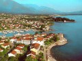 Tivat leży w Boce Kotorskiej, która jest fiordem i składa sie z czterech mniejszych: Tivatskiego, Kotorskiego, Hercegnovińskiego i Risańskiego. Wiekszość hoteli skupiona jest przy morzu. Tivat jest nowoczesną miejscowością, oferującą turystom doskonałe warunki wypoczynku. Charakteryzuje się krystalicznie czystą wodą, urozmaiconym, skalistym wybrzeżem, łagodnym, śródziemnomorskim klimatem i bogatą śródziemnomorską roślinnością. Tivat  posiada dużo dobrze nasłonecznionych plaż (ok. 2446 godz. w roku). W okolicach Tivatu jest 17 plaż. Najbardziej znana, w Radovići nad zatoką Trašte, u nasady półwyspu Luštica, liczy 8,5 tys. m2 powierzchni, a jej piasek ma właściwości lecznicze. Spora i dobrze utrzymana plaża Kalardovo (4,2 tys. m2; z drobnych kamyków) rozciąga się na południe od miasta, blisko wysepki Prevlaka. Na północ od Tivatu można zażywać słonecznych i morskich kąpieli w Opatovie (500 m2) i Donja Lastva (1000 m2).