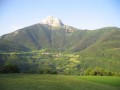 Grenoble to miasto w południowo-wschodniej Francji, duchowa i ekonomiczna stolica Alp Francuskich. Miasto jest malowniczo położone w szerokiej dolinie, od północy otoczonej górami Chartreuse, a od południowego zachodu pasmem Vercors. Na wschodzie, aż po same Włochy, piętrzą się potężne szczyty Alp. 
Historia Grenoble sięga czasów rzymskich, choć na przestrzeni dziejów kilkakrotnie zmieniało swoją nazwę, co może być mylące. 
Centralnymi punktami miasta są plac Grenette oraz plac Św. Andrzeja (Saint-André), przy którym znajduje się XII wieczny kościół Św. Andrzeja i Pałac Sprawiedliwości z XVw. Inne ciekawe zabytki w Grenoble to: gotycka katedra Notce Dame z XIII w., kościół Saint-Laurant z XI w.
W mieście jest też kilka muzeów godnych odwiedzenia, a szczególnie Muzeum Regionalne (Musée Dauphiné) i Muzeum Miejskie (musée de Grenoble) ze znakomitą kolekcją sztuki współczesnej.
Grenoble uznane jest za jedno z najprężniejszych miast w całej Europie. 
Zróżnicowana architektura, szerokie bulwary, liczne sklepy i przyrządzane na kilka sposobów znakomite kasztany czynią z Grenoble świetne miejsce na spędzenie kilku dni w wielkomiejskiej atmosferze.
 
