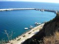 Agia Galini to idealne miejsce na wypoczynek znajdujące się na największej greckiej wyspie to jest na Krecie. Jest to przyjazna wioska rybacka, do której w prosty sposób można dotrzeć autobusem, taksówką czy wypożyczonym samochodem, bowiem znajduje się tylko półtorej godziny jazdy od Heraklion i Chanii oraz godzinę drogi od Rethymnon. W miejscowości znajdują się wszelkie obiekty zakwaterowania od prywatnych kwater, przez apartamenty po hotele. W Agia Galini znajdują się liczne kawiarenki, restauracje, bary oraz dyskoteki. Będąc w Agia Galini można skosztować kąpieli morskiej bądź uprawiać sporty wodne w Morzu Libijskim, spacerować i wspinać się po okolicznych górach otaczających wioskę oraz wybrać się na rejs statkiem do Preveli lub na fish picnic do Agios Georgios. W pobliżu znajdują się antyczne pozostałości cywilizacji greckiej takie jak Phaestos, Agia Triada, Gortyn. Agia Galini to miejscowość, w której można zarówno się zrelaksować i odpocząć jak i uprawiać wszelkiego rodzaju sporty. To idealne miejsce wypadowe, aby zwiedzić nie tylko główne ośrodki turystyczne jak Heraklion i Chanię, ale także całą wyspę bogatą w jedyne w swoim rodzaju zabytki różnych kultur od greckiej po romańską, miejsca kultu religijnego, różnego rodzaju muzea, piękne ortodoksyjne kościoły. Do większości wartych zobaczenia miejsc można dotrzeć lokalnym autobusem, aby zobaczyć jednak bardziej skryte zakątki wyspy lepiej wypożyczyć samochód. Omawiana miejscowość posiada zarówno piaszczyste jak i kamieniste plaże w większości z bogatą infrastrukturą turystyczną. Wśród słynnych plaż należy wymienić długą, piaszczystą plażę w małym, urokliwym, pełnym restauracji, hoteli, tawern miasteczku Kalamáki (około 30 minut jazdy), piękne plaże w miasteczku Kókinos Pirgos (około 20 minut jazdy), które słynie z baszty i ruin zamku, majestatyczną plażę ze złotym piaskiem w Kómmos (około 40 minut jazdy). Kolejne piękne plaże znajdują się w Agios Pávlos (około 30 minut jazdy), Agios Geórgos (około 20 minut jazdy), gdzie znajduje się wzgórze klifowe, z którego roztacza się piękny widok, w Préveli  (około 45 minut jazdy), gdzie mieści się jedna z najsłynniejszych plaż na Krecie, w Kaloí limes (50 minut jazdy), naturystyczna plaża w Amoúdi (40 minut jazdy) czy w spokojnej wsi Loutró z bizantyjskimi kościółkami, weneckimi i tureckimi zamkami (120 minut jazdy).
