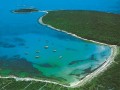Dugi Otok to największa wyspa archipelagu Zadaru, a swoją nazwę zawdzięcza wyjątkowej długości 45km. Jej najszerszy punkt o szerokości 5km znajduje się przy Sali, najwęższy przy osadzie Savar ma szerokość nieco ponad 1km. Położona w...