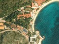 Srebreno odległe jedynie o 10 km od Dubrovnika, znajduje się na obszarze zwanym Zupa Dubrovacka, który pokryty jest śródziemnomorską roślinnością - sosny i palmy. Mieszkańcy tradycyjnie utrzymują się z rybołówstwa i rolnictwa. Znajduje...