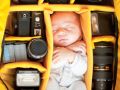 Dziecko zapakowane w plecak razem ze sprzętem fotograficznym